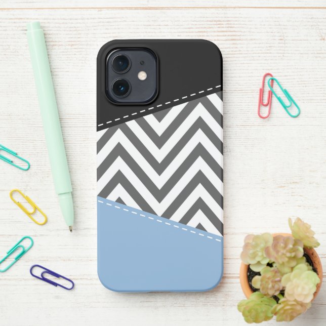 Coque iPhone Gris Zigzag, Gris Chevron, Motif Zigzag, Bleu (Sur le bureau)