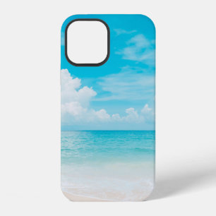 Coque iPhone 12 Magnifique plage tropicale avec ciel bleu et nuage