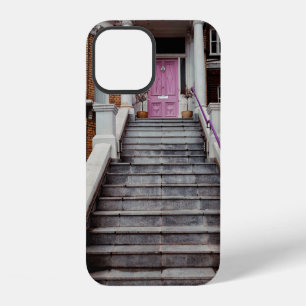 COQUE iPhone 12 MAISON EN BÉTON BLANC MONTRANT UNE PORTE EN BOIS V