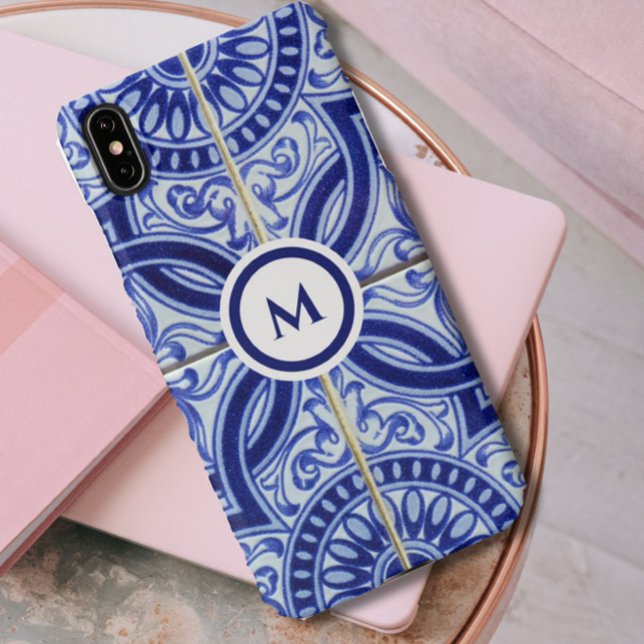Coque iPhone Monogramme Bleu + Blanc Carrelage méditerranéen Mo (An elegant monogram blue and white tile pattern phone case to brighten your day!)
