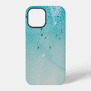 Coque iPhone 12 Vue aérienne des surfeurs, océan clair.