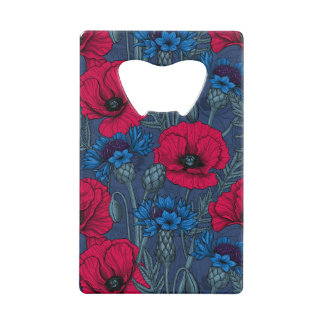 Coquelicots rouges et fleurs bleues sur bleu
