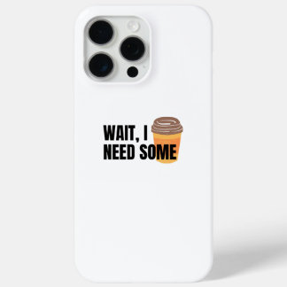 Coque iPhone 15 Pro Max Attendez, j'ai besoin de café – Citation drôle de