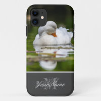 Beau canard blanc nageant sur l'étang de jardin!
