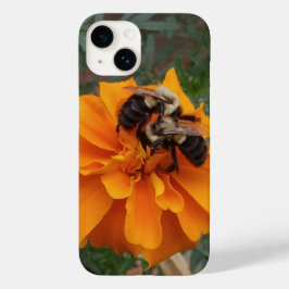Coque Pour iPhone 14 Bumblebebees sur Marigold Flower