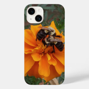 Coque Pour iPhone 14 Bumblebebees sur Marigold Flower