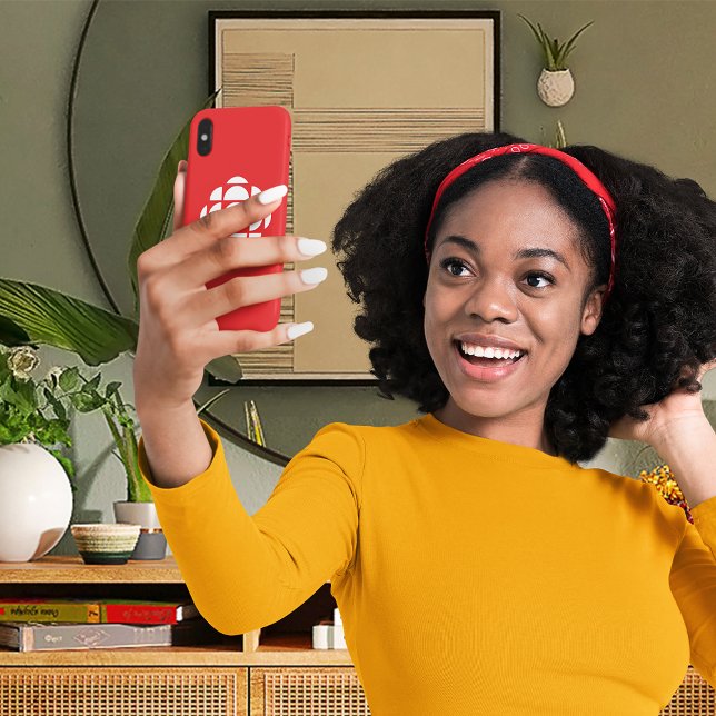 Coques Case-Mate iPhone CBC Gem (Person holding phone)