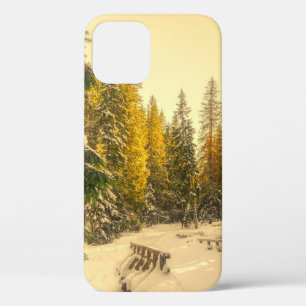 Case-Mate iPhone Case Chemin d'hiver neigeux avec pins