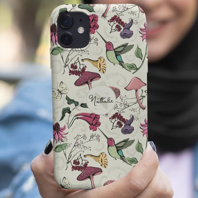 Coques Case-Mate iPhone Chic Pale Jaune Hummingbird Garden Monogramme (Chic Pale Yellow Custom Monogram & Name Hand-Drawn Hummingbird, Flowers & Mushrooms Illustration)