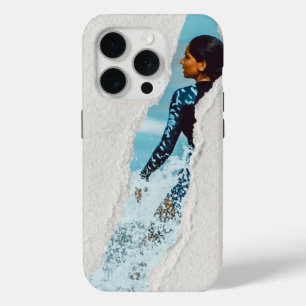 Coque iPhone 15 Pro Coup d'oeil sur la vie derrière les papiers