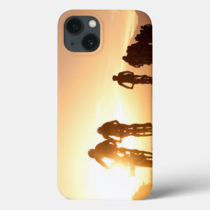 iPhone 13 Coque Cyclistes de VTT en route pour le sommet