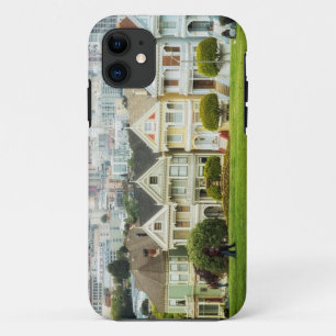 Coque iPhone 11 Dames peintes, maisons victoriennes et horizon