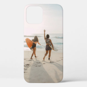 Case-Mate iPhone Case Deux femmes marchant vers l'océan transportant le 