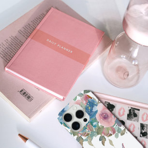 Coque iPhone 15 Pro Élégant Monogram M Pink Aqua Roses d'aquarelle