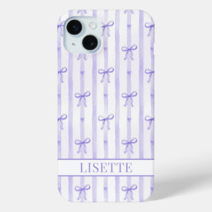 Coque iPhone 15 Mini Élégant Ruban Coquette Rayé Violet Monogrammé
