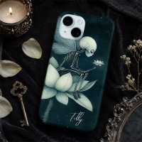 Fée squelette sur fleur de lotus au clair de lune