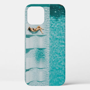 Case-Mate iPhone Case Femme allongée dans le salon