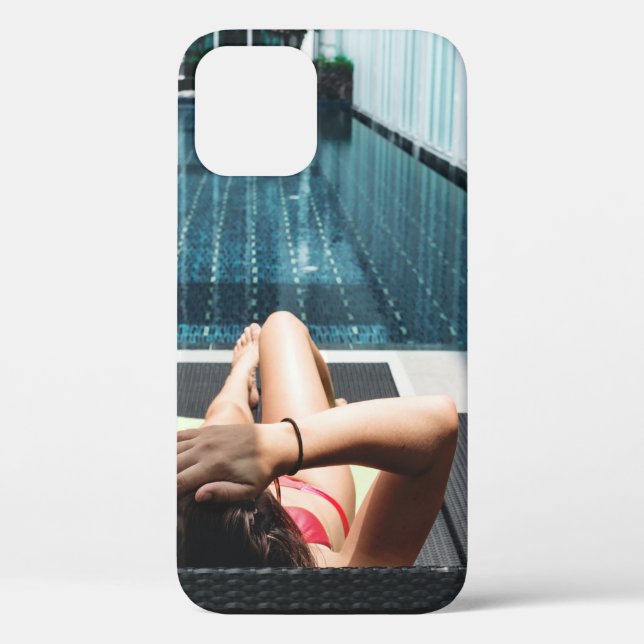 Coques Case-Mate iPhone Femme allongée sur le salon de chaise marron (Verso)
