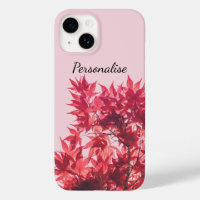 Feuilles d'érable rouge sur rose
