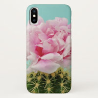 Fleur rose placé sur le cactus en épi