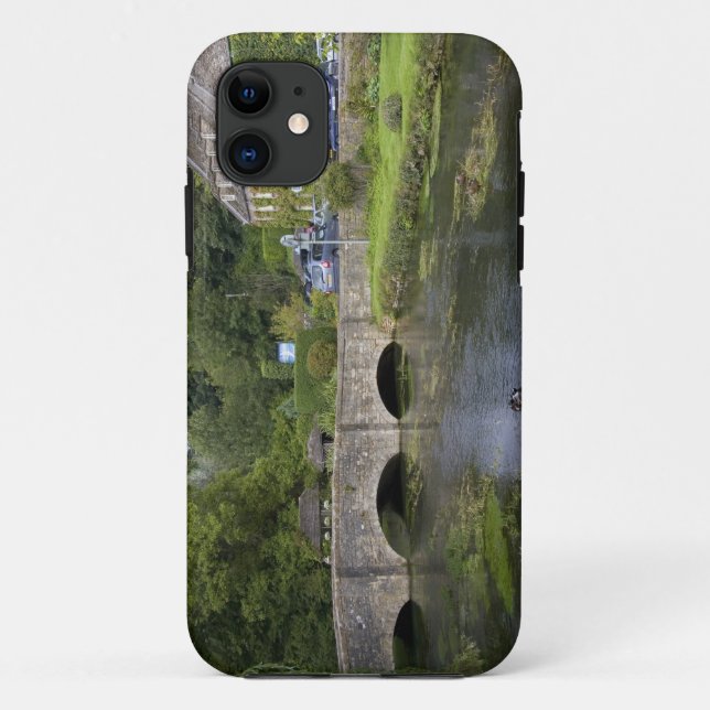 Coques Case-Mate iPhone Flux de truites dans le village de Bibury, (Dos)