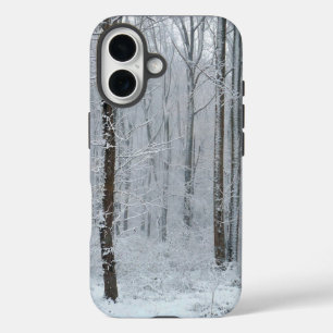Coques iPhone 16 Forêt d'arbres enneigés