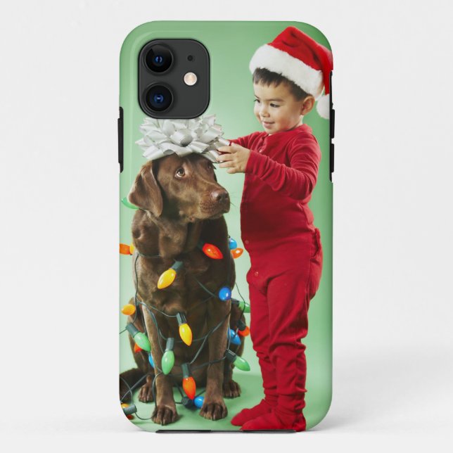 Coques Case-Mate iPhone Jeune garçon enroulant des lumières de Noël autour (Dos)