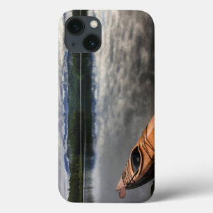 iPhone 13 Coque Kayak en bois sur la rive du lac Beaver