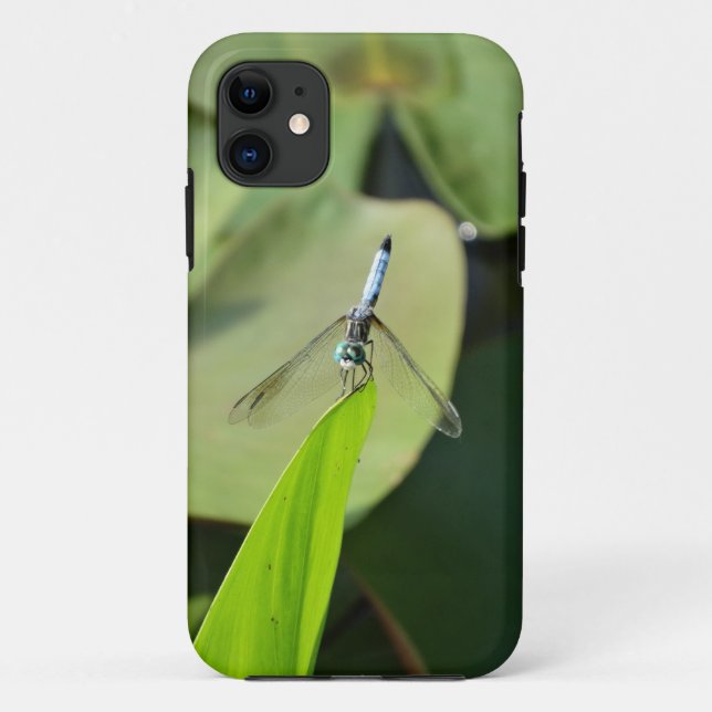 Coques Case-Mate iPhone La libellule bleue sur une feuille verte. (Dos)