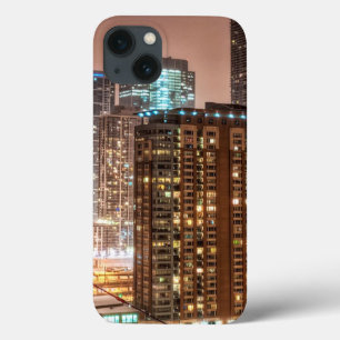iPhone 13 Case La neige tombe au-dessus du ciel le soir à Chicago