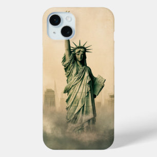 Coque iPhone 15 Mini La statue de la liberté émerge du brouillard