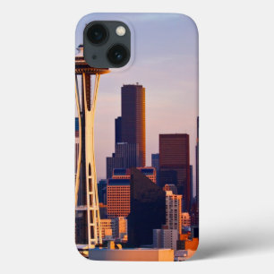 iPhone 13 Case L'aiguille de l'espace est une tour au crépuscule