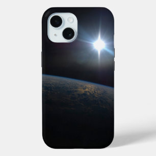 Coque Pour iPhone 15 Le Soleil qui s'installe sur l'horizon terrestre.
