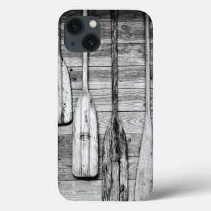 iPhone 13 Case Les rames sont accrochées à un hangar en bois à Bi