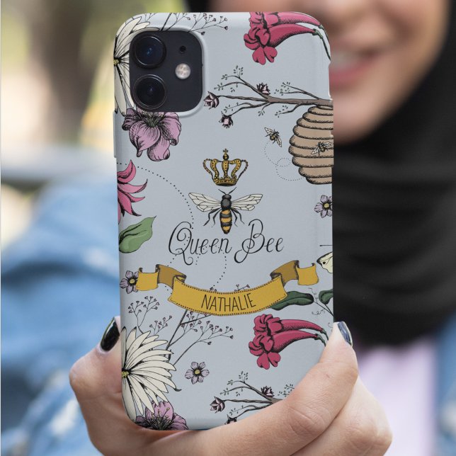 Coques Case-Mate iPhone Mist argenté, Black & Gold Queen Bee & Crown (Chic Hand-Drawn Royal Queen Bee & Flowers Illustration in Light Blue.
Personalized Name in Scroll.)