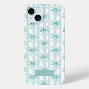 Coque iPhone 15 Mini Nœuds Coquette Aqua sur Rayures Monogrammées