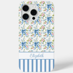 Coque iPhone 15 Pro Max Nœuds Coquette Bleus Avec Fleurs Monogrammées