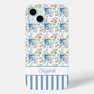 Coque iPhone 15 Mini Nœuds Coquette Bleus Avec Fleurs Monogrammées