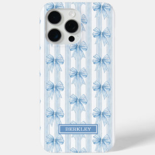 Coque iPhone 15 Pro Max Nœuds Coquette Bleus sur Monogramme à Rayures