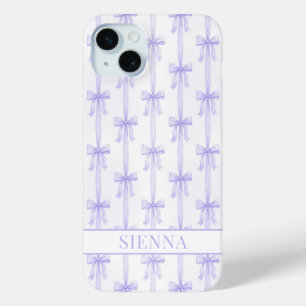 Coque iPhone 15 Mini Nœuds Coquette Violets Monogrammes Rayés