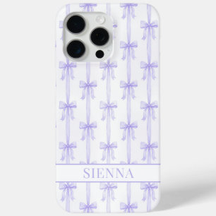 Coque iPhone 15 Pro Max Nœuds Coquette Violets Monogrammes Rayés