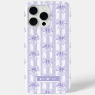 Coque iPhone 15 Pro Max Nœuds Coquette Violets sur Monogramme à Rayures