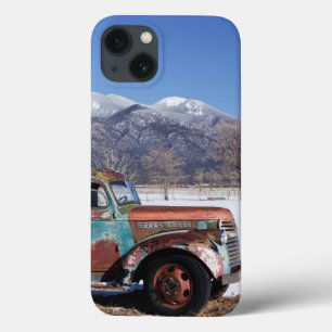 Coques Pour iPhone Old truck sitting in the field