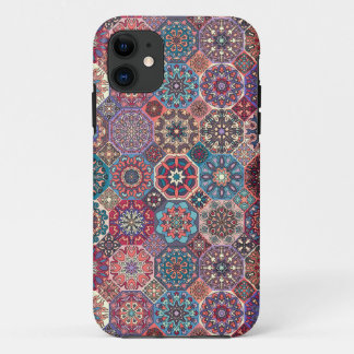 Coque iPhone 11 Patchwork vintage avec les éléments floraux de