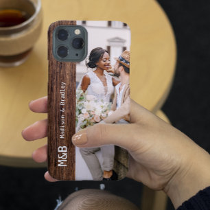 Coque Pour iPhone 14 Photo de couple à monogramme sur bois avec nom per