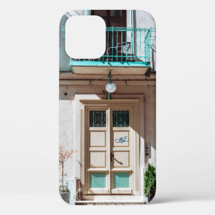 Case-Mate iPhone Case Porte en bois Brown sur bâtiment en béton blanc