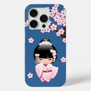 Coque iPhone 15 Pro Poupée Kokeshi Kawaii Kimono Rose sur Fond Bleu
