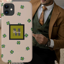 Case-Mate iPhone Case Quatre trèfles de feuilles éparpillés sur un brun 