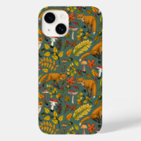 Renard d'automne sur pin vert
