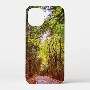 Case-Mate iPhone Case Route humide à travers les arbres verts à l'automn